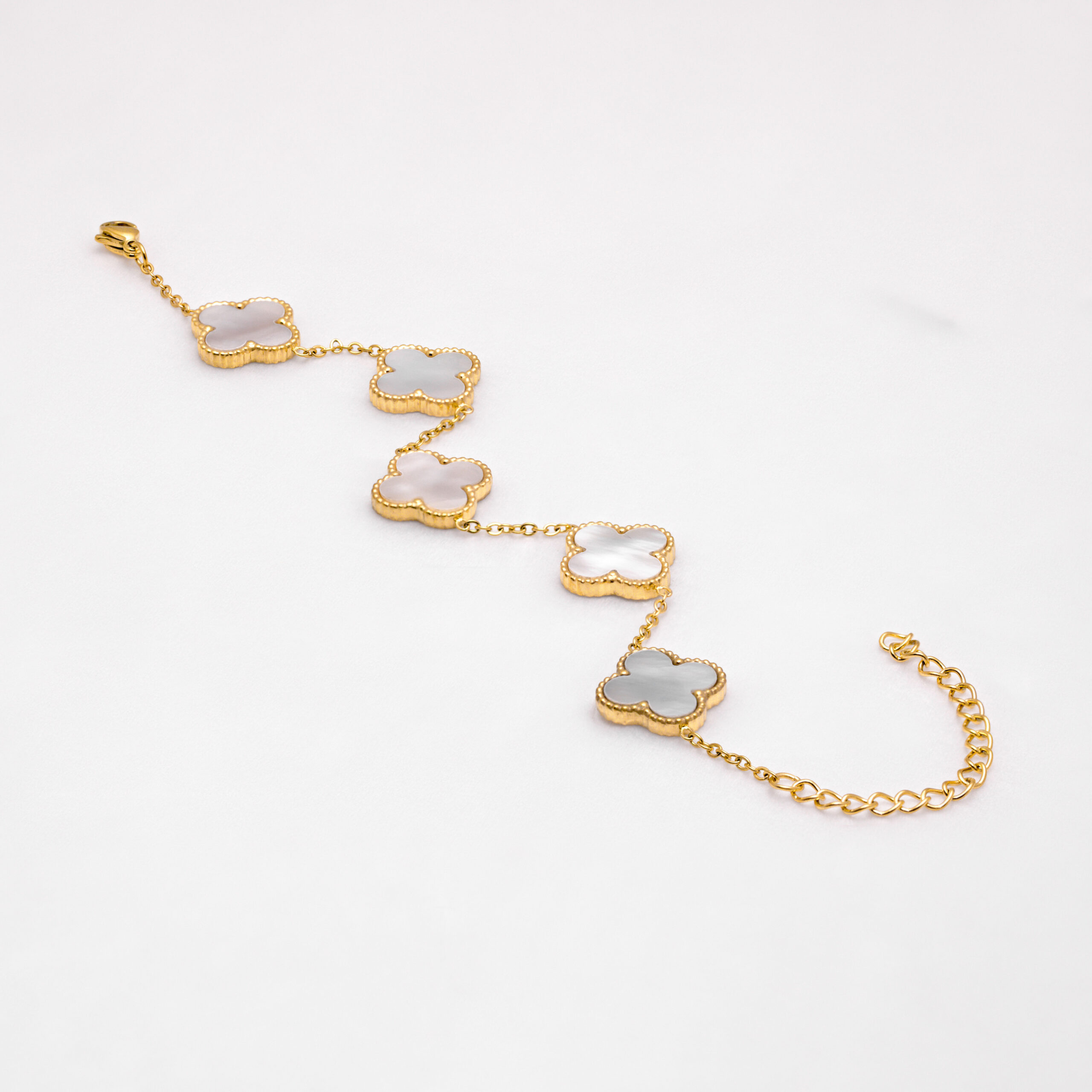 05 CLOVER BRACELET (GOLD) WHITE