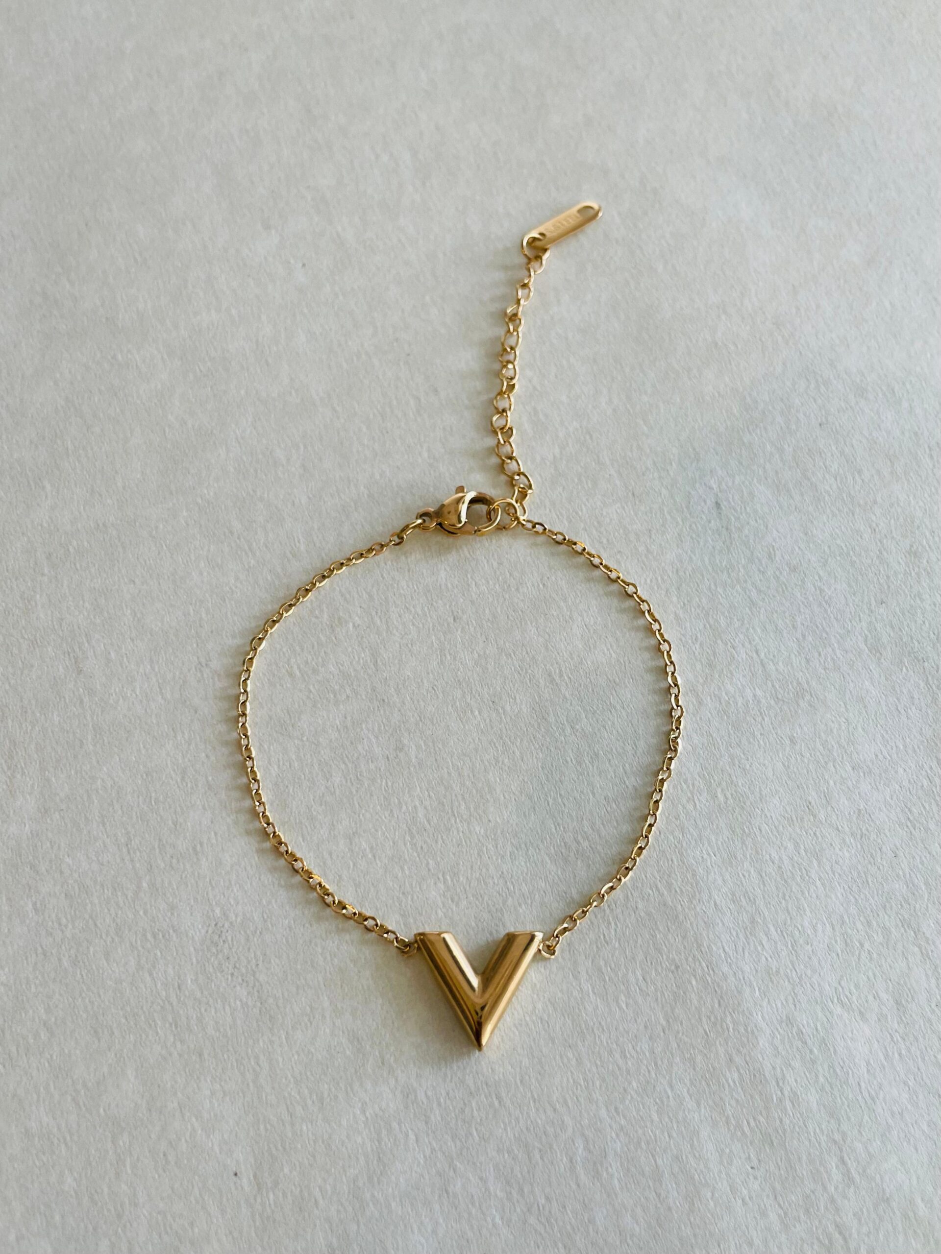 ESSENTIAL V BRACELET